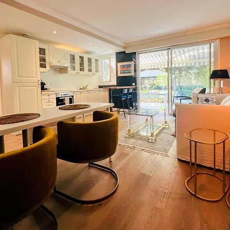 Superbe Avec Terrasse Jardin Et Parking Prive * Saint-Tropez